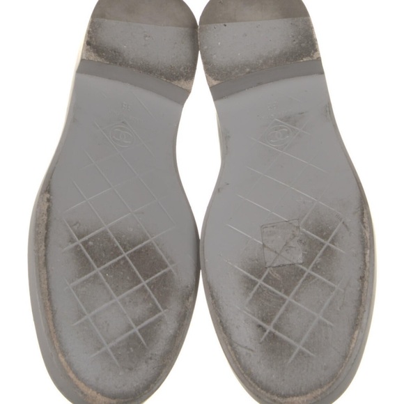 Chanel Leather Loafers
Grey
Interlocking CC Logo WORN TWICE - Picture 5 of 5